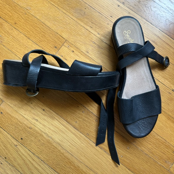 Seychelles Monogram Flatform Sandal - Picture 3 of 4